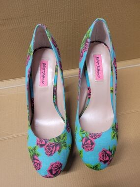 Betsey Johnson Turquoise Floral Pump